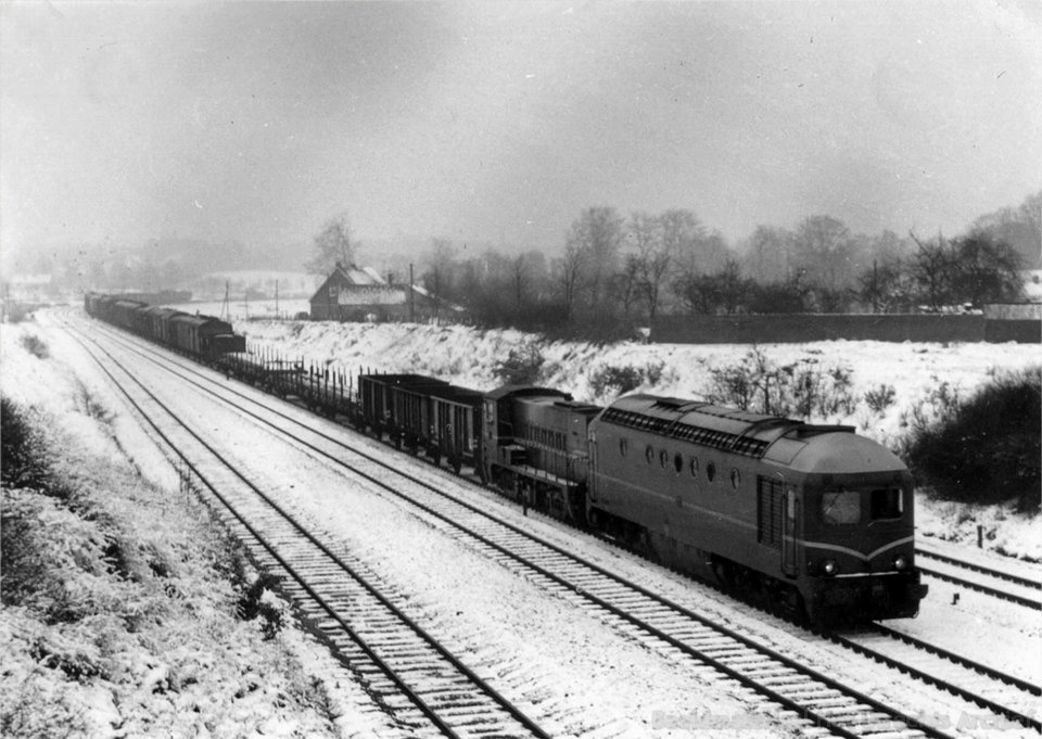 d-2606_en_2200_in_opzending_met_goederentrein_nabij_Nijmegen_12-1957_161428.jpg