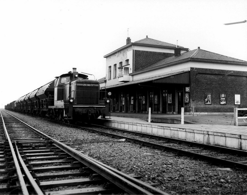 d-261_189-5_db_in_Nieuweschans_met_goederentrein_richting_leer_29-10-1970_150539.jpg