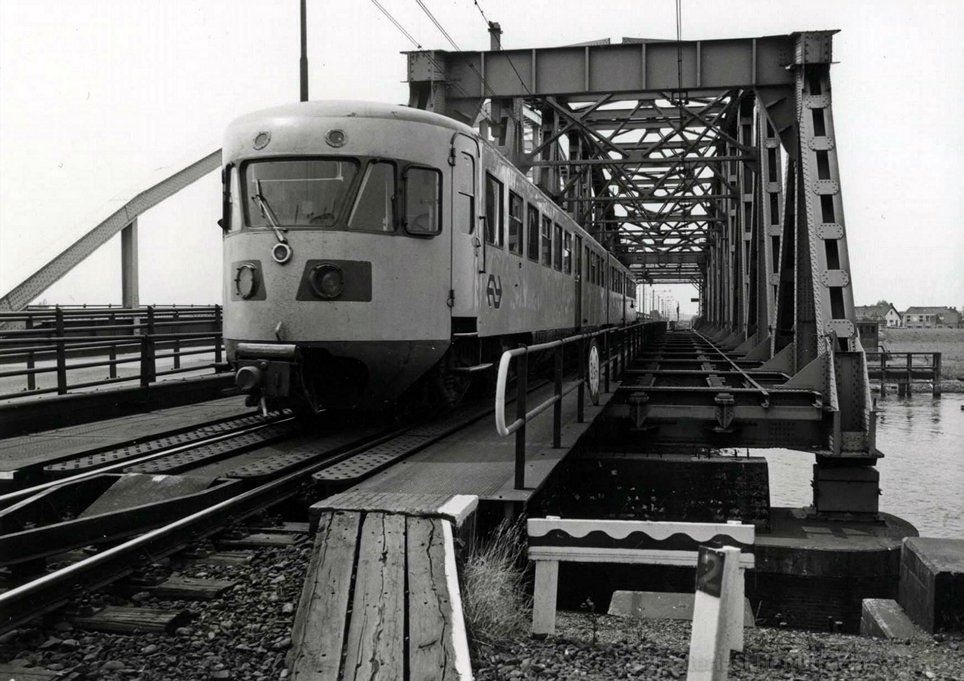 d-DEII_spoorbrug_over_IJssel_Zutphen_1980_168679.jpg