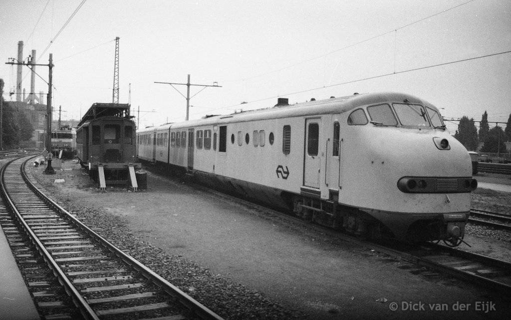 d-PlanU-DE3-tussen2dienstenUtrechtCSopgesteld-naastbovenleidingsmontagewagen-ex-blokkendoosrijtuig-1979.jpg