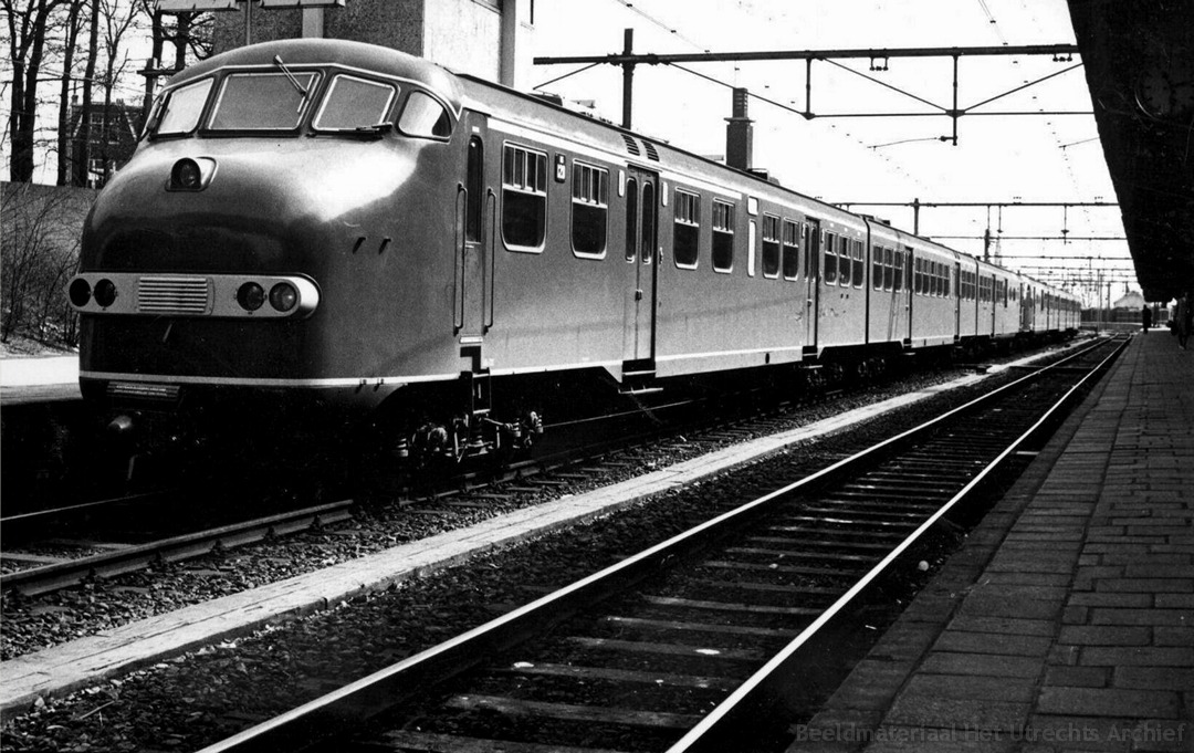 d-PlanU_120_en_122_trein_3174_Arnhem-Geldermalsen-Dordrecht)_in_Arnhem_23-4-1962_160264.jpg