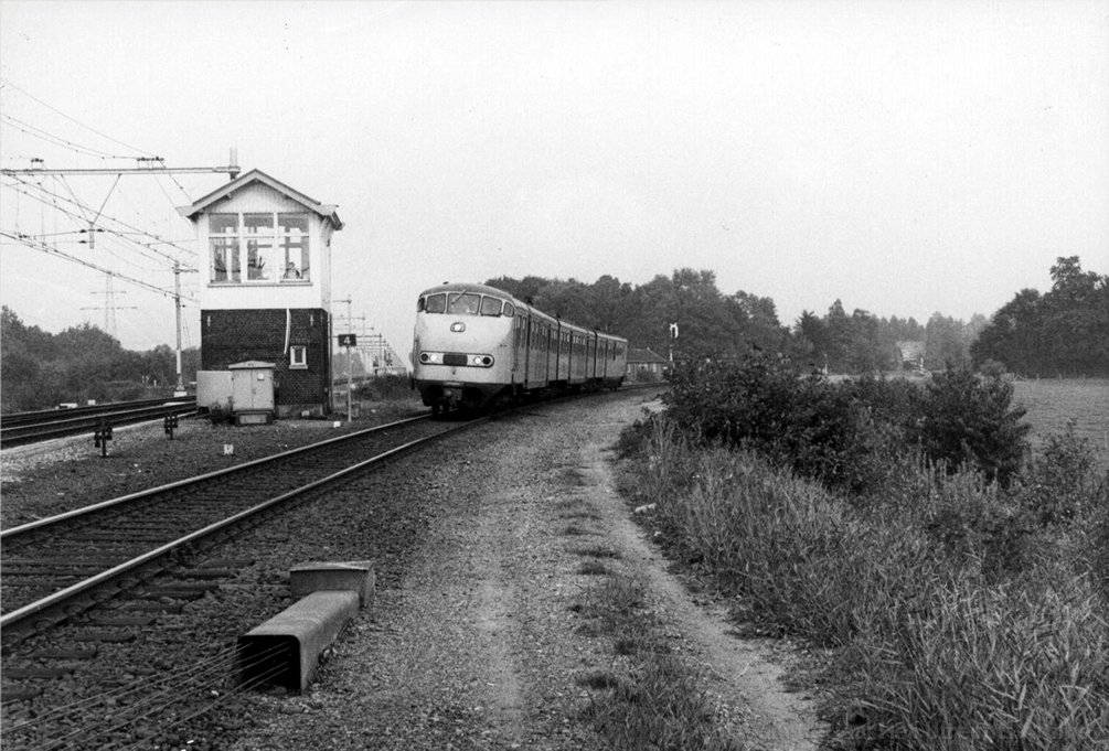 d-PlanU_vanuit_Emmen_bij_Herfte_aansluiting_(Zwolle)_met_seinhuis_1978_156514.jpg