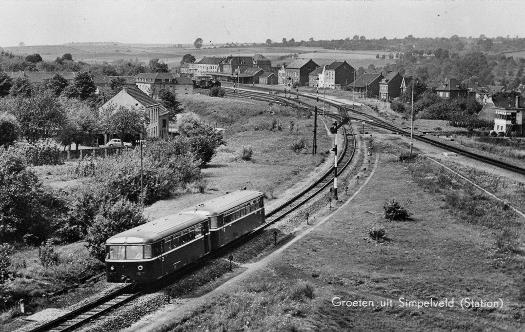 d-VT_798-998_Schienenbusse_DB_uit_Aachen_bij_binnekomst_te_Simpelveld_4-1961_163138.jpg