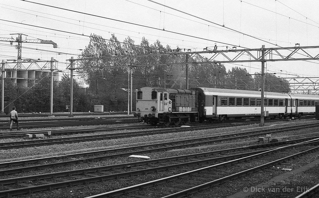 d-hip-639-corailRijtuigenvoorICPlus-riPerronEvenLaterVertrek-1983-DenHaagCS.jpg