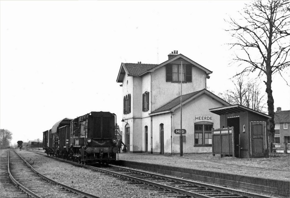 d-hip_621_rangeren_te_Heerde_goederentrein_richting_Apeldoorn_14-04-1964_161657.jpg