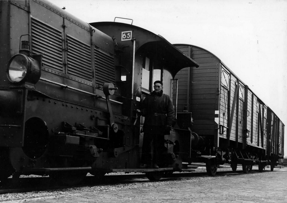 d-sik_met_goederentrein_op_emplacement_van_Utrecht_06-03-1956_151596.jpg