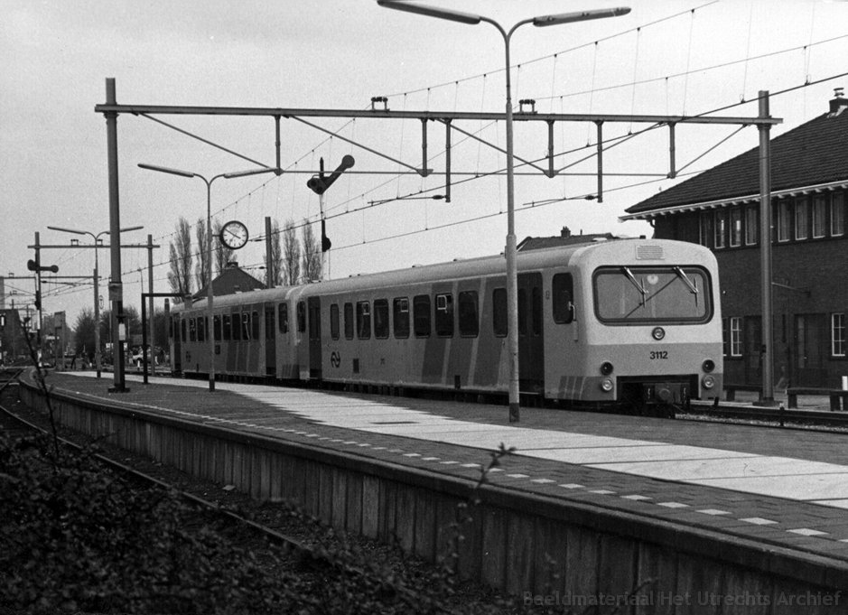 d-wadl_3212_Leeuwarden_vertrek_richting_Groningen_04-1983_155581.jpg