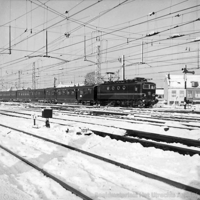 el-1100_rijtuigen_plan_E_besneeuwd_emplacement_bij_station_Amsterdam_23-1-1958_150925.jpg