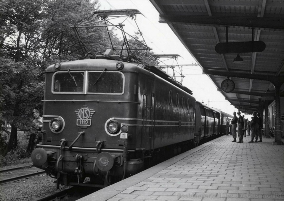 el-1112_afkoppelen_harderwijk_extra_trein_ouden_van_dagen_26-6-1967_168822.jpg