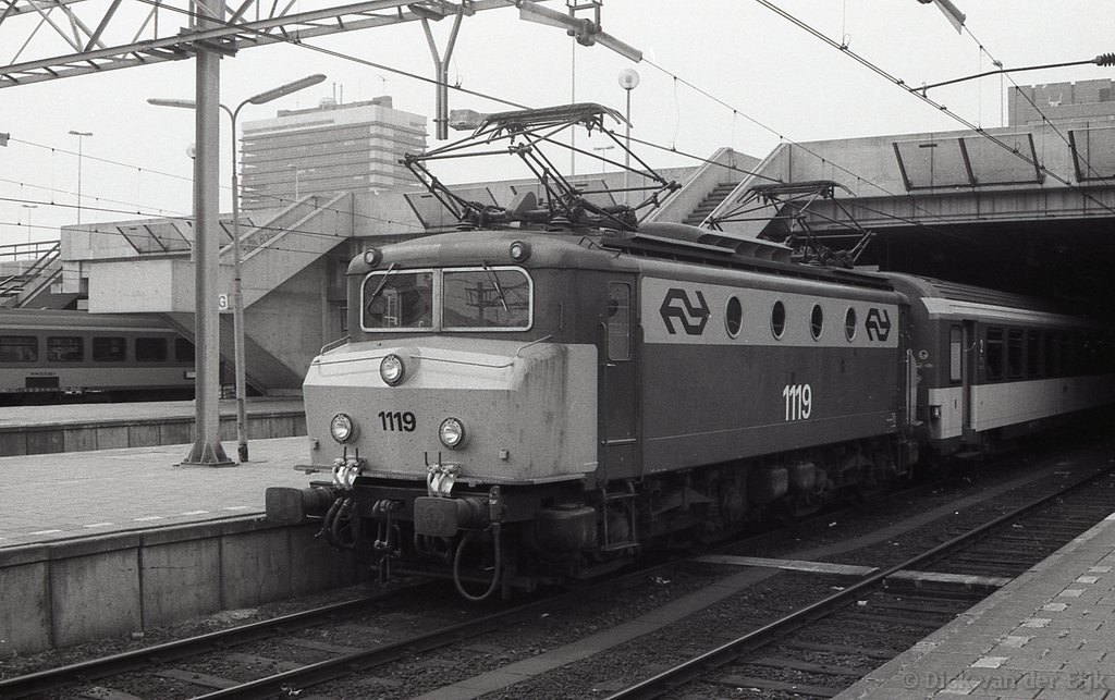 el-1119-denhaagcs-franse-corail-rijtuigen-vertrek-heerlen-eerstev-intercity-laterplus-geensucces-1983.jpg