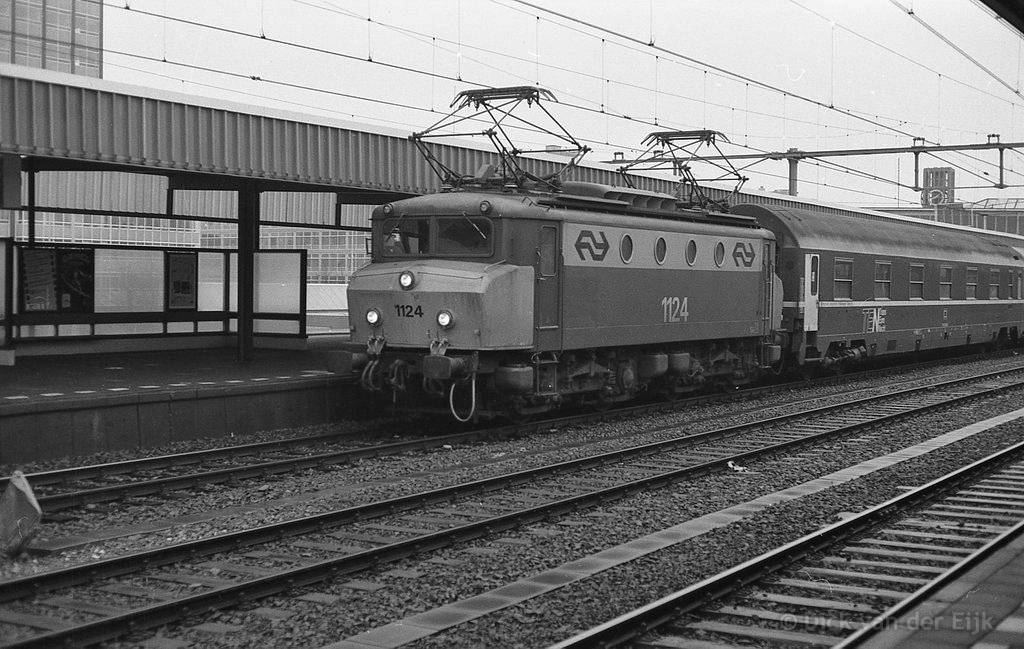 el-1124-Leiden-Slaaprijtuig-riAdam-klokkentorenStation-1979.jpg