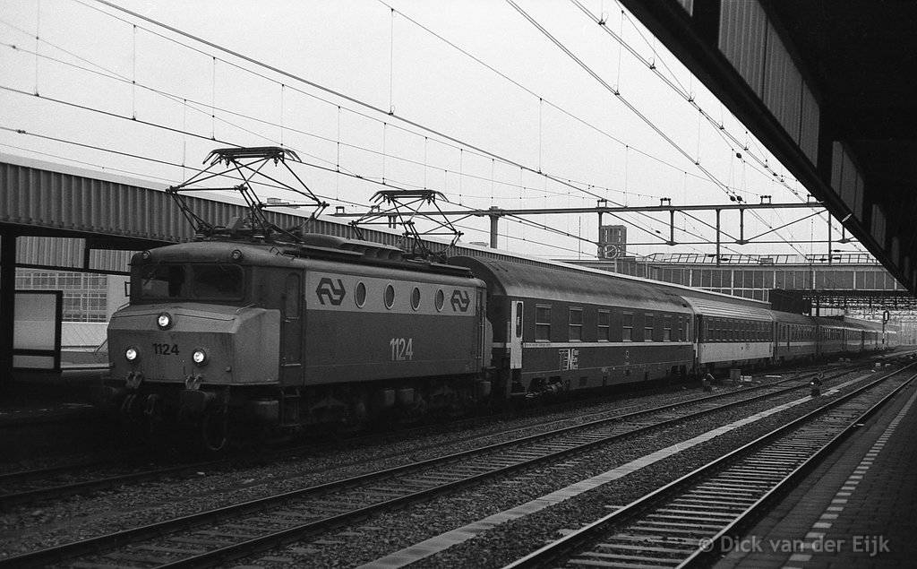 el-1124-vakantietrein-naEvenStilstaan-vertrekUitLeiden-1979.jpg