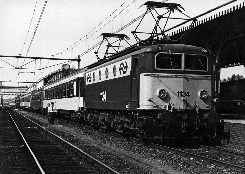 el-1134_internationale_trein_Den_Bosch_1978_155415.jpg