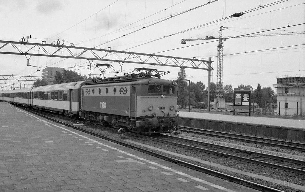 el-1160-DTreinriParijs-doorLeiden-1979.jpg