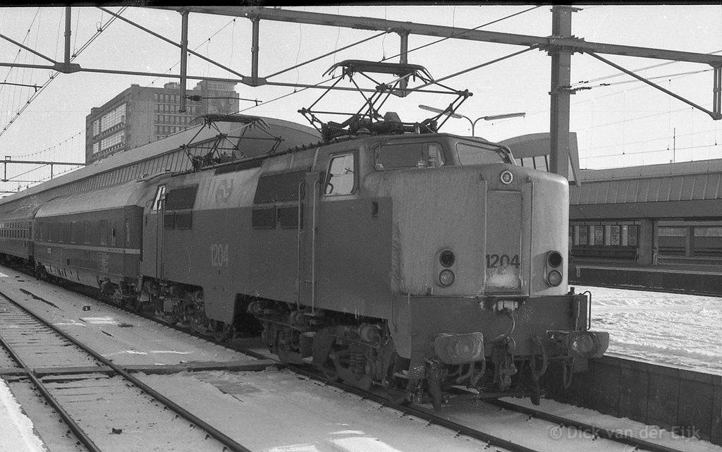 el-1204-DTrein-Rdam-WachtVertrek-1984.jpg