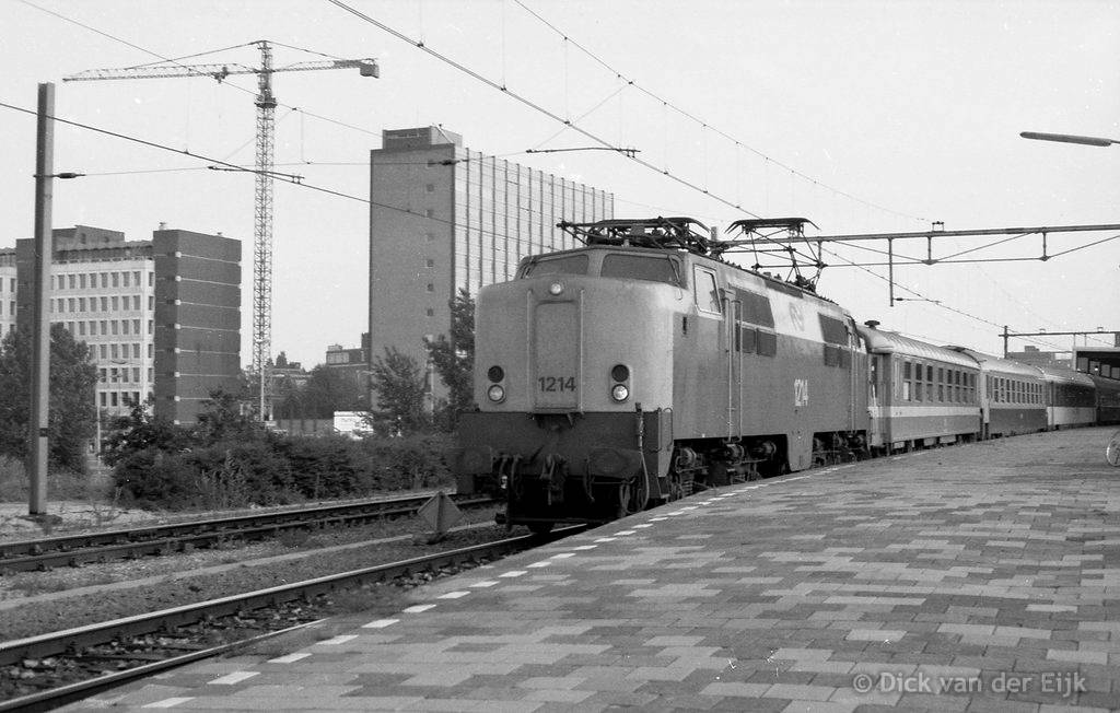 el-1214-dTrein-Leiden-riAmsterdam-NormaalSp6-Nu3-1979.jpg