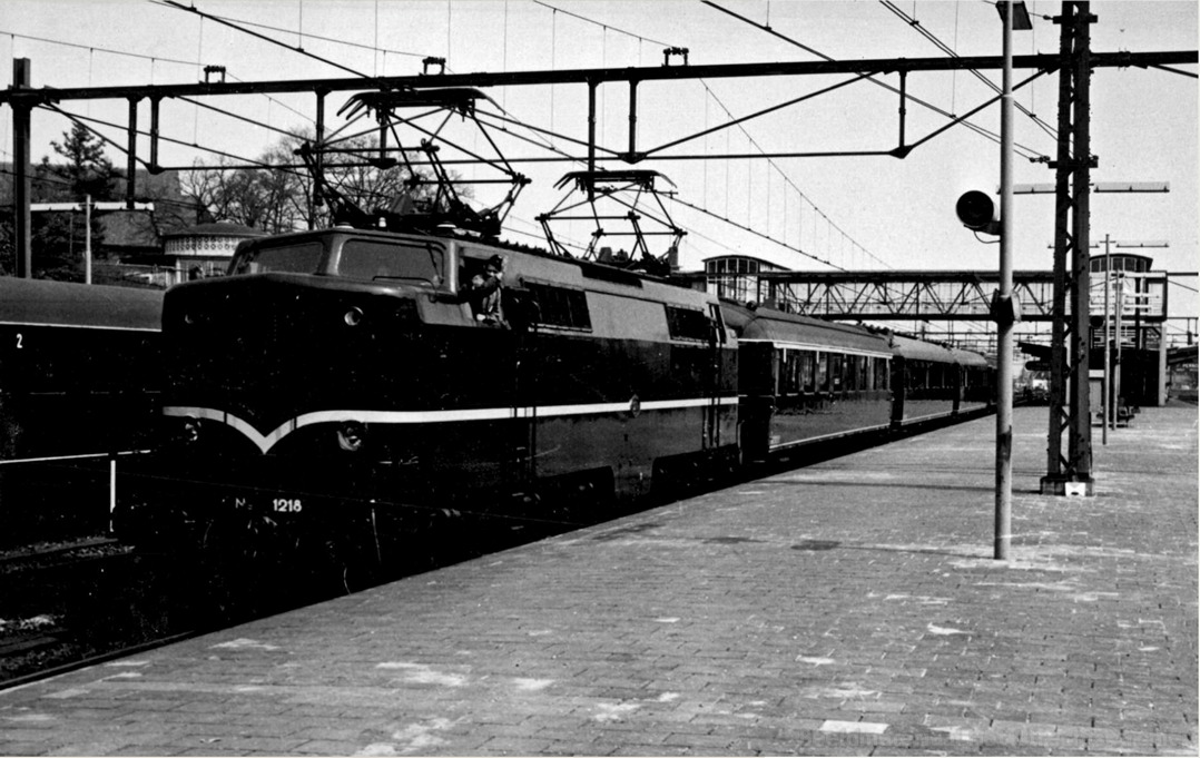 el-1218__met_de_koninklijke_trein_langs_het_perron_van_Arnhem_5-5-1962_160299.jpg