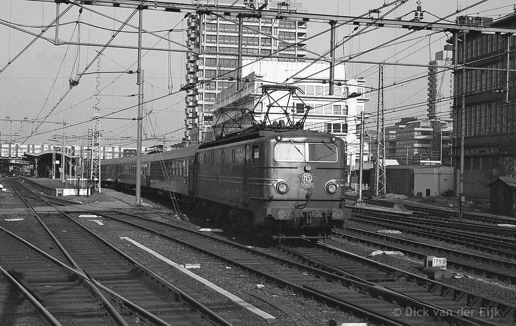 el-1307-UtrechtCS-BerlijnsBlauw-dTrein-vertrek-1979.jpg