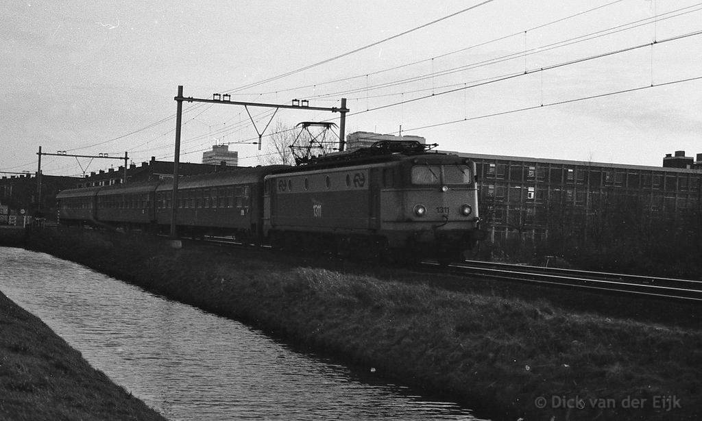 el-1311-3Rijtuigen-DTrein-Rijswijk-1983.jpg