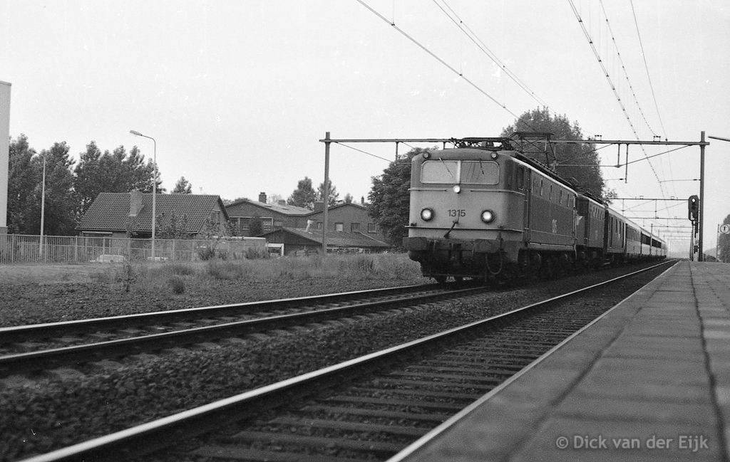 el-1315-1100Opzending-Voorschoten-dTrein-1979.jpg