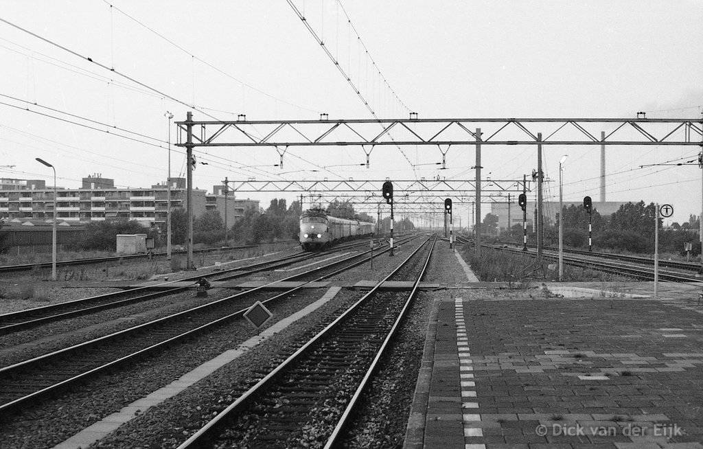 el-Hond-LeidenBinnenSp7-Normaal8-defecte-trein-1979.jpg