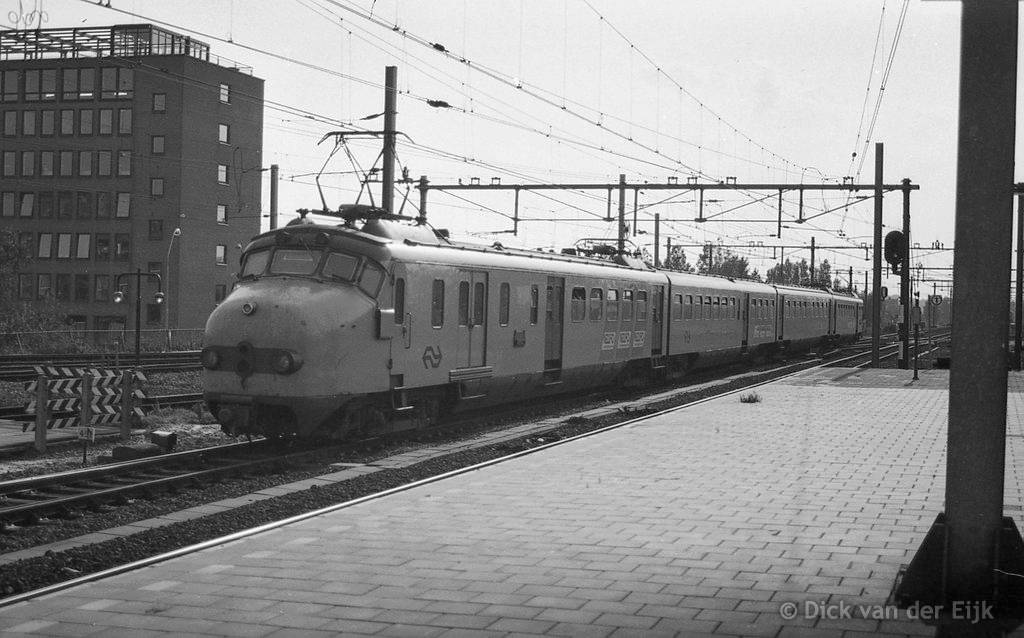 el-Hond-Mat54-viertje-Leiden-gebouwAchterBelasting-1983.jpg