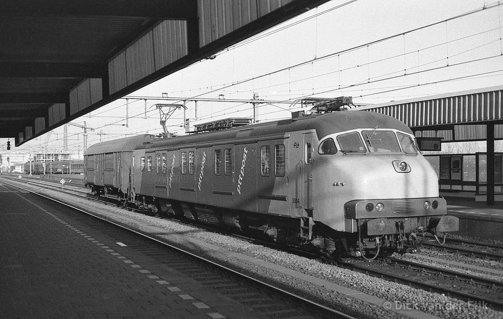 el-mp-3004-Hbbkkss-Leiden-achtergrond-1200-vertrek-Vlissingen-Amst-1984.jpg