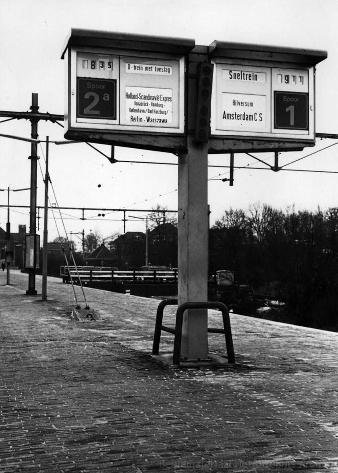 empl-Amersfoort_eerste_perron_vertrekborden_Centrale_Treinaanwijzer_1969_153959.jpg