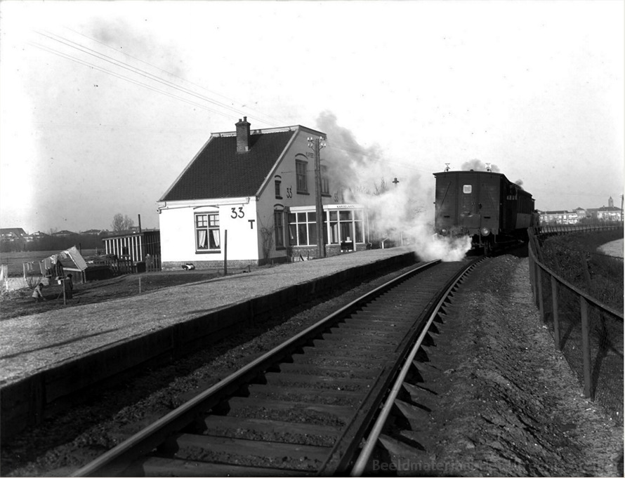 empl-Amstelveen_station_Karselaan_met_de_stoomtrein_naar_Amsterdam_Haarlemmermeer_22-2-1950_154632.jpg