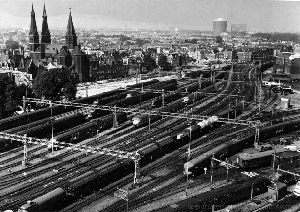 empl-Amsterdam_CS_vanuit_Havengebouw_emplacement_West_Eiland_1973_154824.jpg