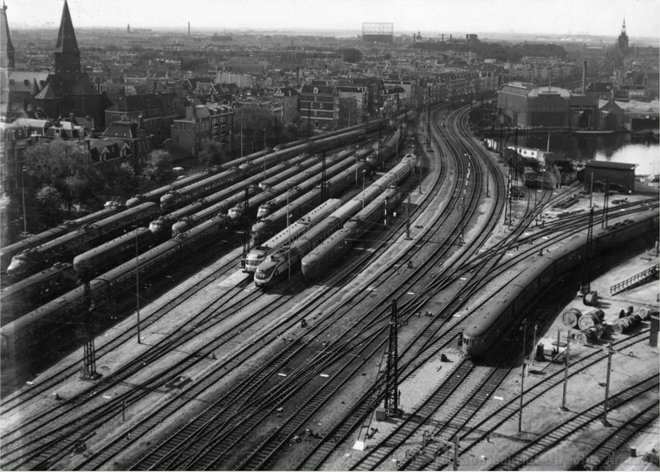 empl-Amsterdam_havengebouw_westzijde_Westelijk_Eiland_5-9-1960_154799.jpg