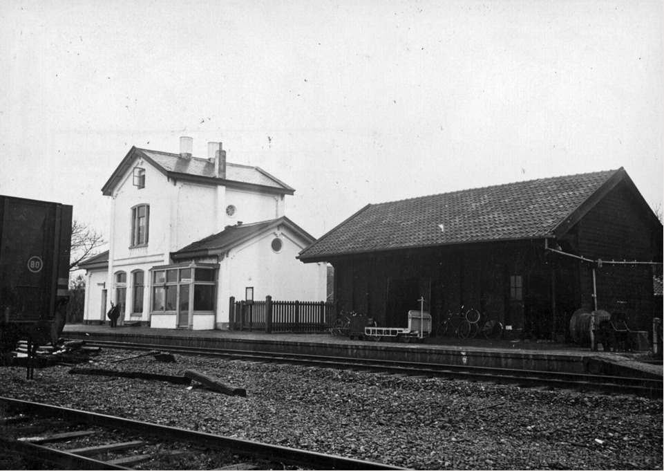 empl-Arnemuiden_5-11-1953_rechts_goederenloods_154592.jpg