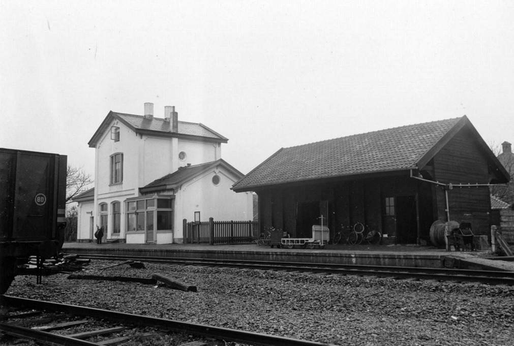 empl-Arnemuiden_5-11-1953_rechts_goederenloods_166822.jpg