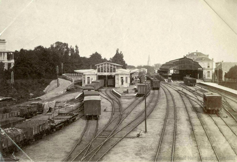 empl-Arnhem_met_links_de_goederenloods_en_rechts_het_NRS_station_1875_156853.jpg