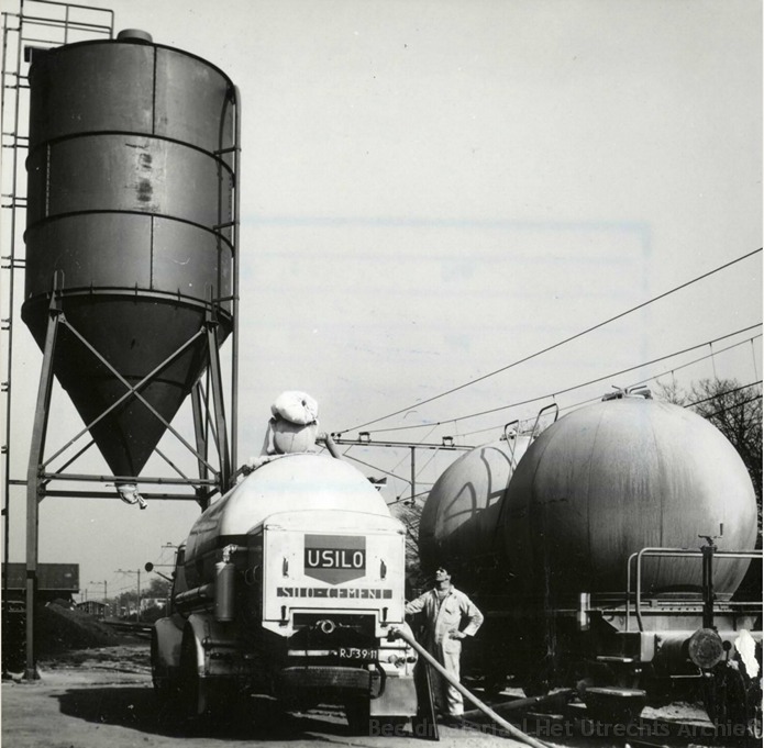 empl-Bilthoven_overladen_cement_bolletjeswagen_vrachtauto_Usilo_laadlosplaats_23-3-1960_169553.jpg