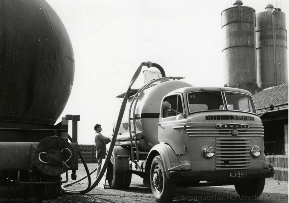 empl-Bilthoven_overladen_cement_bolletjeswagen_vrachtauto_Usilo_laadlosplaats_23-3-1960_169554.jpg