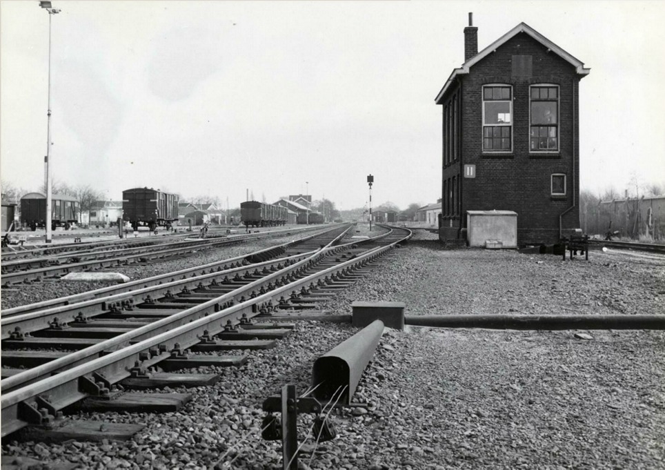 empl-Doetinchem_seinhuis_Post_II_aan_de_westzijde_van_het_emplacement_2-1966_154711.jpg