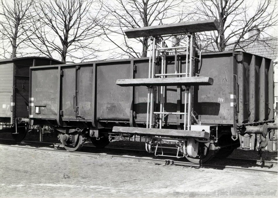 empl-Harderwijk_dwarsliggerslaadinrichting_aan_een_open_goederenwagen_16-4-1954_169003.jpg