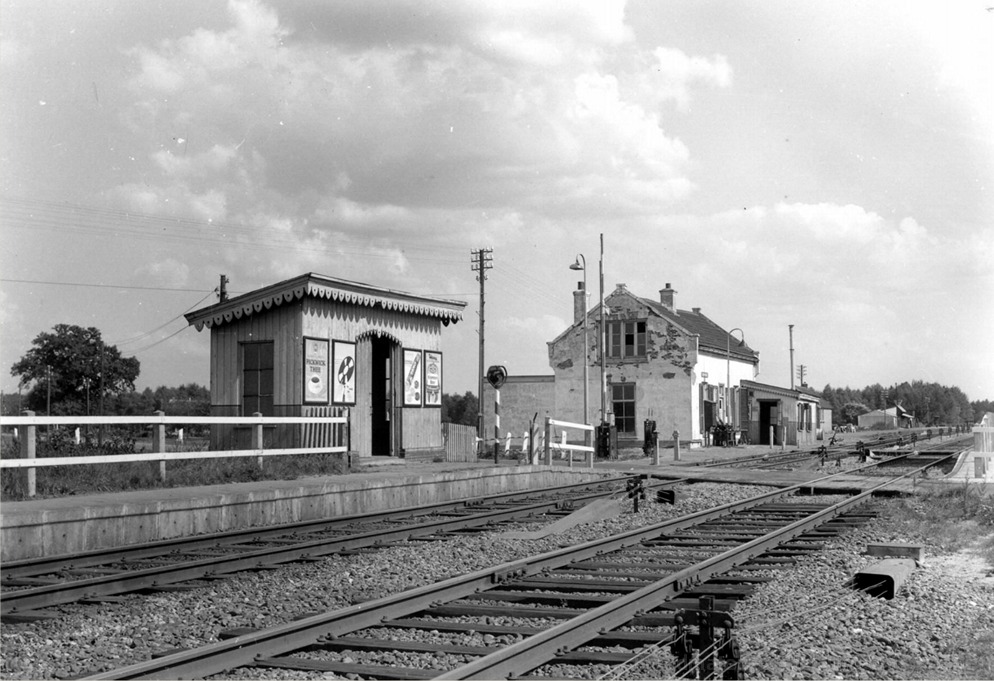 empl-Klarenbeek,_met_links_een_zeer_oude_houten_abri_3-9-1959_166826.jpg