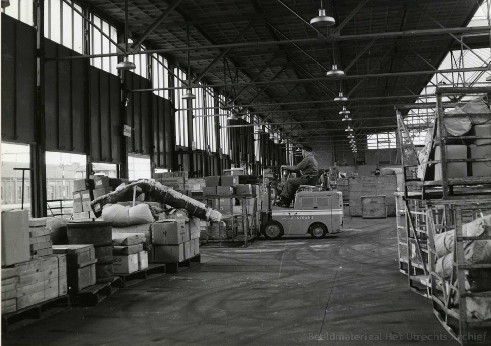 empl-Leeuwarden_interieur_goederenloods_VGeL_21-5-1958_168355.jpg