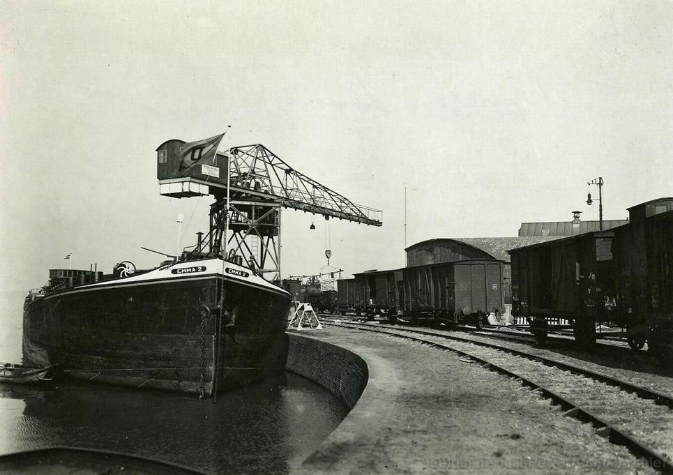 empl-Nijmegen_haven_met_links_het_schip_EMMA_2_1932_163262.jpg