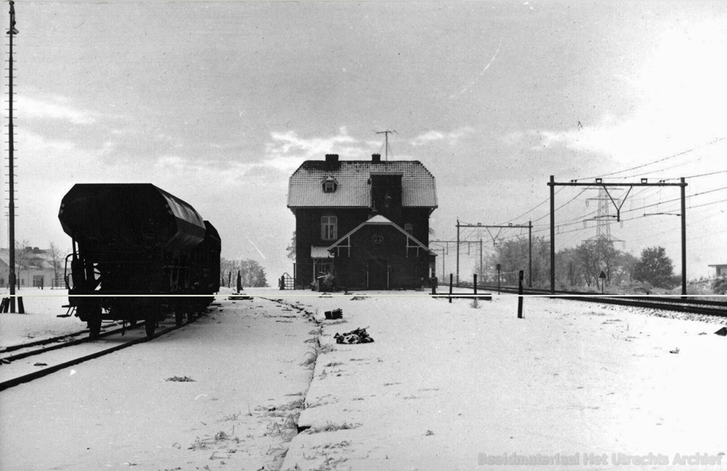 empl-Oosterbeek_Laag_te_links_de_losplaats_en_enkele_goederenwagens_22-12-1963_160237.jpg