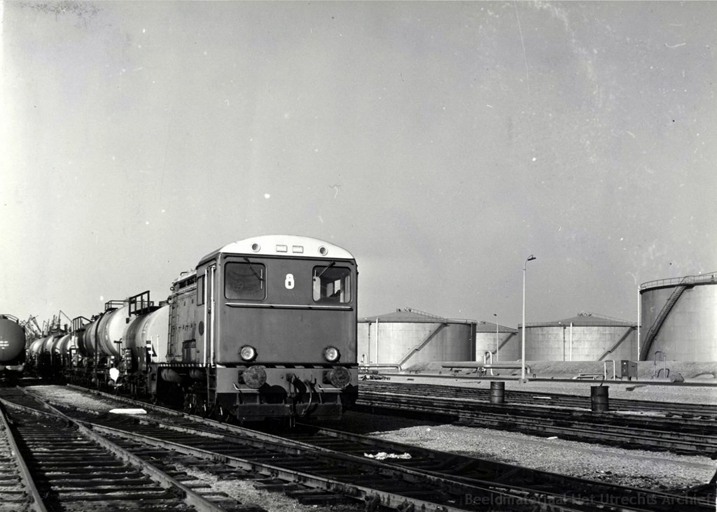 empl-Pernis_rangeerlocomotief_8_van_Shell_met_ketelwagens_01-03-1963_169622.jpg