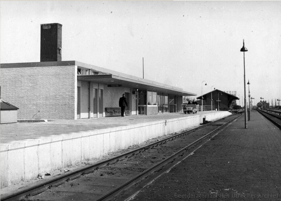 empl-Purmerend_nieuwe_NS_station_Purmerend_achtergrond_de_oude_goederenloods_29-4-1958_153203.jpg