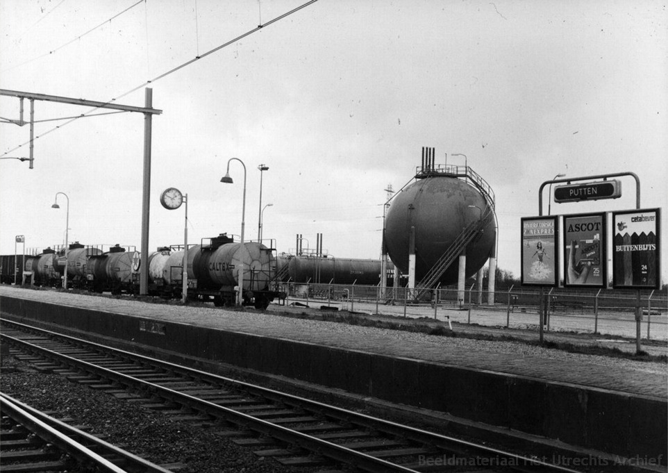 empl-Putten_gashouder_van_de_firma_Benegas_met_links_enkele_ketelwagens_24-3-1966_153205.jpg