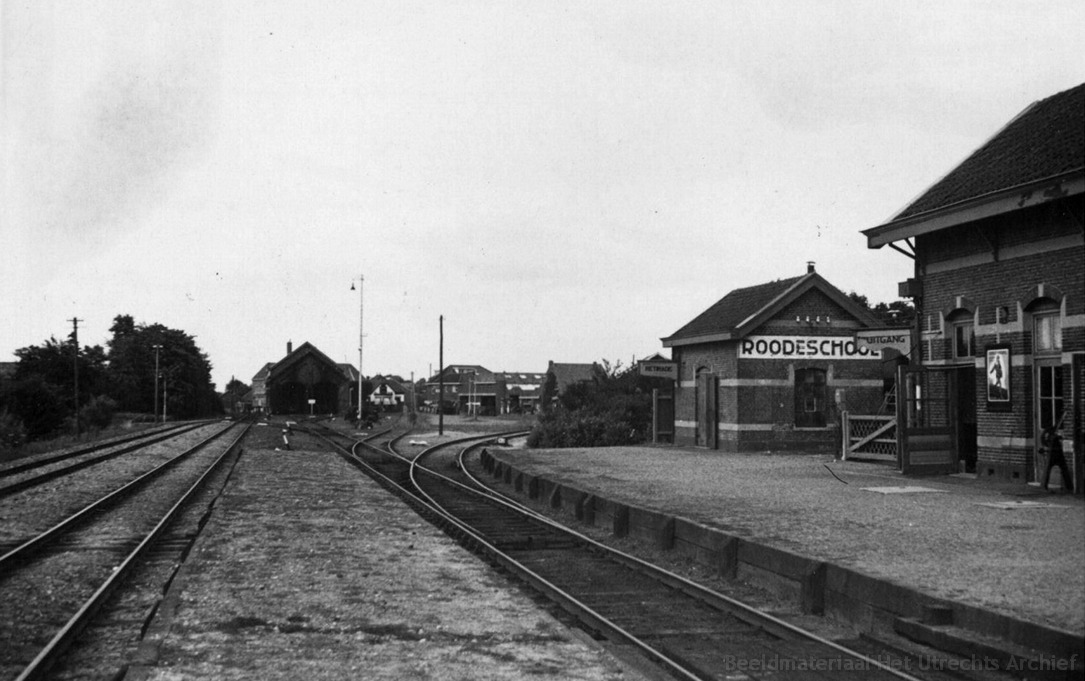 empl-Roodeschool_rechts_het_stationsgebouw_en_op_de_achtergrond_de_locomotiefloods_26-7-1948_154654.jpg