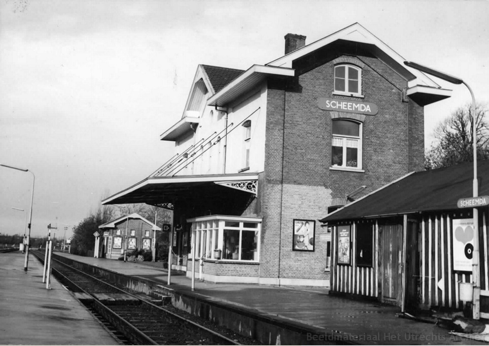 empl-Scheemda_met_treindienstleiderspost_post_T_en_het_toiletgebouw_4-11-1970_150665.jpg