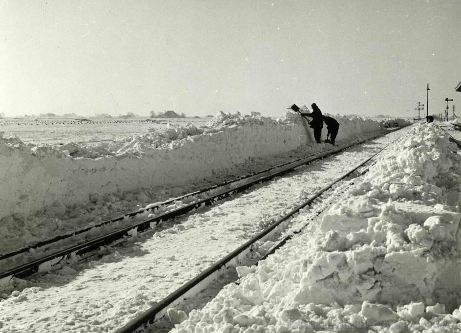 empl-Workum_ruimen_sneeuw_28-2-1955_168590.jpg