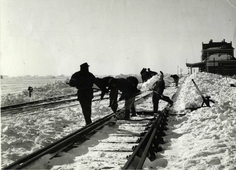 empl-Workum_ruimen_sneeuw_28-2-1955_168591.jpg