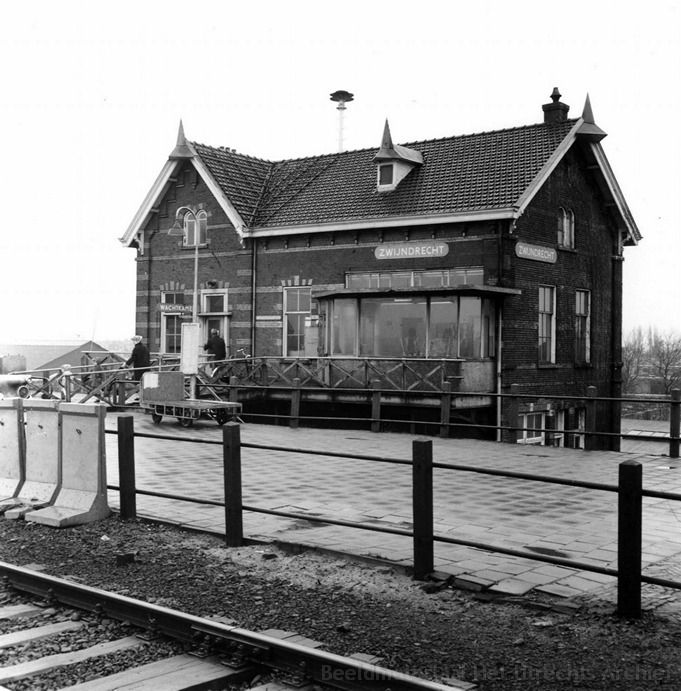 empl-Zwijndrecht_oude_station_25-11-1965_166991.jpg